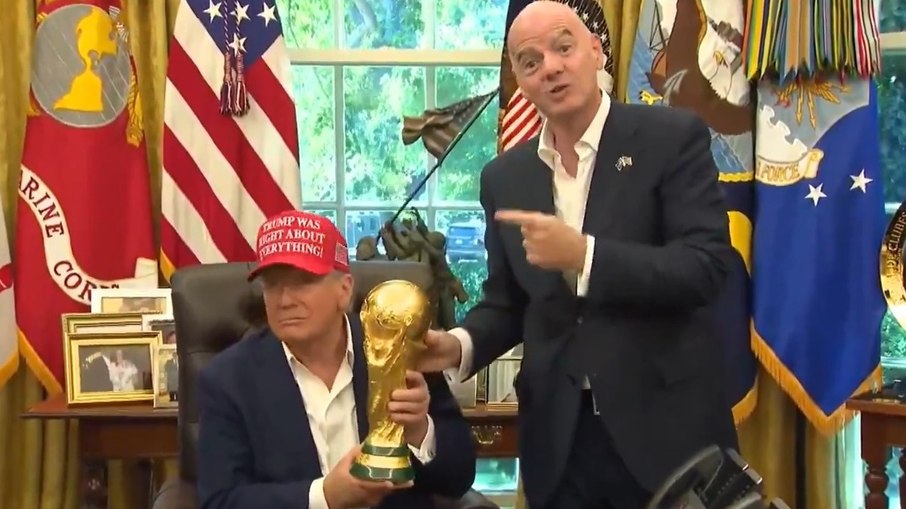 Trump brinca com taça