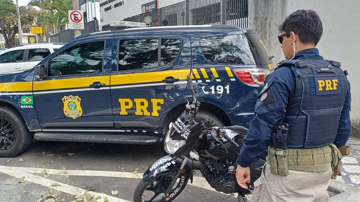 Mulher mantida em cárcere privado é resgatada na Via Dutra