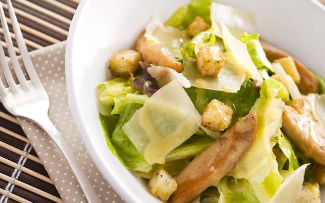 Salada caesar é uma boa opção para abrir o apetite na hora do almoço. Saiba como preparar o prato clicando aqui