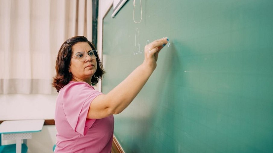 Medida inclui dois diretores, um vice-diretor, um coordenador pedagógico, nove professores de nível 1, além de docentes de matemática e ciências, três auxiliares de desenvolvimento infantil e um ajudante geral 