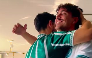 Astro do Palmeiras faz vídeo com influencer que corre no banheiro