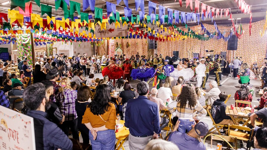 Festa junina acontece no estacionamento do shopping e tem entrada gratuita 