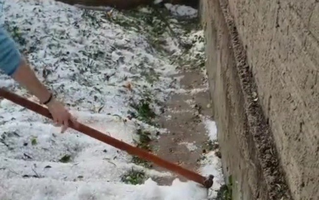 Queda brusca de pedras de granizo acumularam camada de gelo de até 30 centímetros Queda brusca de pedras de granizo acumularam camada de gelo de até 30 centímetros