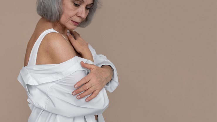 Por que a menopausa muda o formato do corpo da mulher?