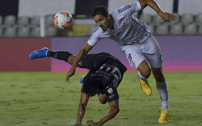 Santos tropeça, mas se classifica na Libertadores