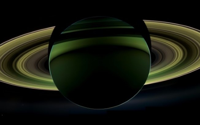 Foto de Saturno e seus anéis, iluminados pelo sol atrás do planeta, capturada pela sonda Cassini e divulgada pela Nasa em 21 de dezembro de 2012