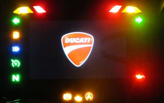 Painel da Ducati Multistrada Enduro, logo que se liga a parte elétrica