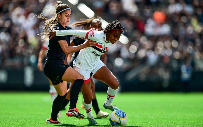 Disputa entre jogadoras de Corinthians e São Paulo no clássico pela décima rodada do Brasileirão Feminino
