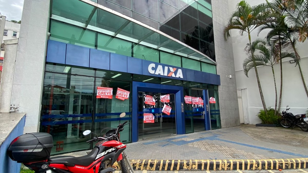 Agência da Caixa com cartazes de greve, na avenida dos Andradas, em Juiz de Fora (MG) Agência da Caixa com cartazes de greve, na avenida dos Andradas, em Juiz de Fora (MG)