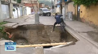 Ciclista cai em cratera ao vivo na Record e xinga prefeito