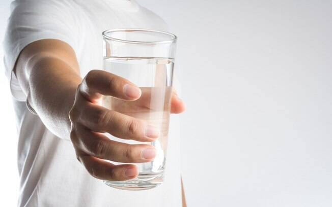 Beber muita água pode levar a problemas como dores de cabeça, convulsões, sonolência e até à morte