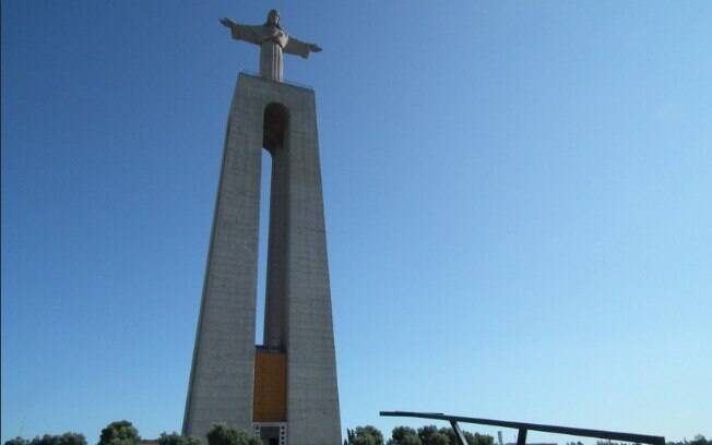 Localizado em Almada, na cidade de Lisboa, o Cristo Rei de Portugal teve seu projeto aprovado em 1940.