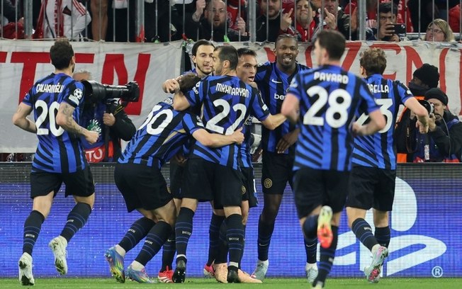 O atacante argentino Lautaro Martínez (centro) da Inter de Milão comemora seu gol contra o Bayern de Munique no jogo de ida das quartas de final da Liga dos Campeões, em 8 de abril de 2025, na Allianz Arena, em Munique. O atacante argentino Lautaro Martínez (centro) da Inter de Milão comemora seu gol contra o Bayern de Munique no jogo de ida das quartas de final da Liga dos Campeões, em 8 de abril de 2025, na Allianz Arena, em Munique.