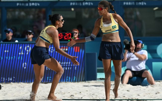 Duda e Ana Patrícia vencem Espanha e avançam às oitavas do vôlei de praia