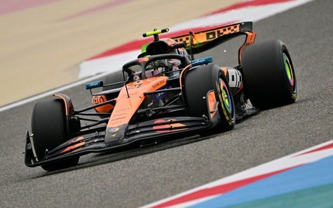 Lando Norris, da McLaren, durante o primeiro dia de testes de pré-temporada nesta quarta-feira, no Bahrein Lando Norris, da McLaren, durante o primeiro dia de testes de pré-temporada nesta quarta-feira, no Bahrein
