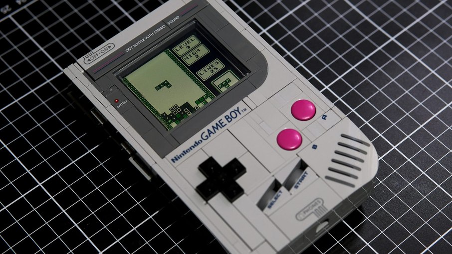 Lego Game Boy modificado com chips reais da Nintendo, tela funcional e botões operacionais