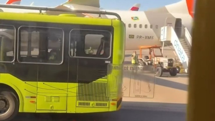 Ônibus com passageiros bate em avião da Gol em Guarulhos