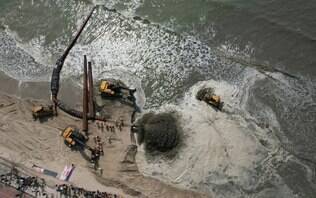 Após banhistas atolarem na Praia Central, 'areia movediça' acende