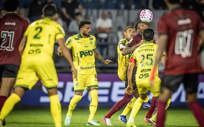 Bragantino (de vermelho) sai na frente. Mas vê o Mirassol arrancar o empate em Bragança
