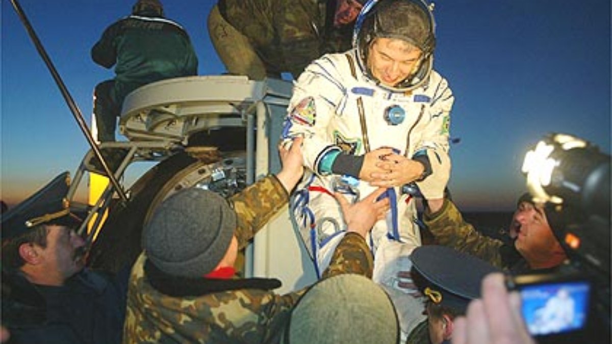 O Astronauta Marcos Pontes é retirado da nave Soyuz, logo após a aterrissagem nas proximidades da cidade Arkalyk, Cazaquistão. 