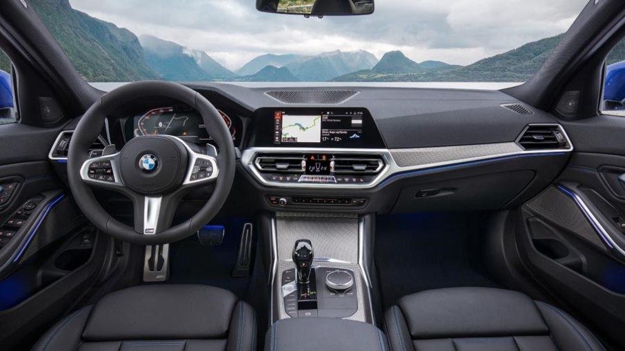 O interior do BMW 320i segue um padrão mais clássico nas linhas, mas a sua conectividade é a mais fácil de lidar