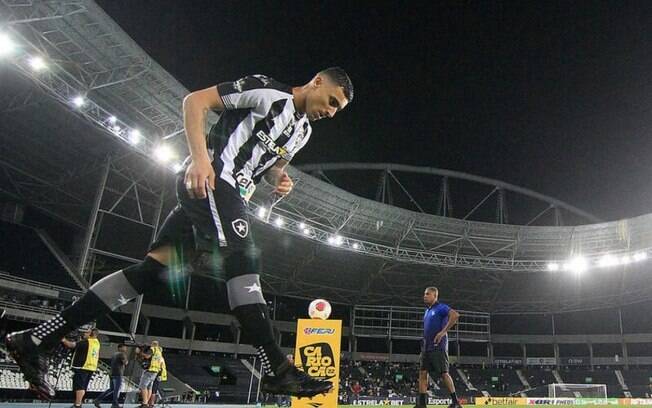 Philipe Sampaio explica rápida estreia no Botafogo: 'Vim pra jogar independente do tempo'