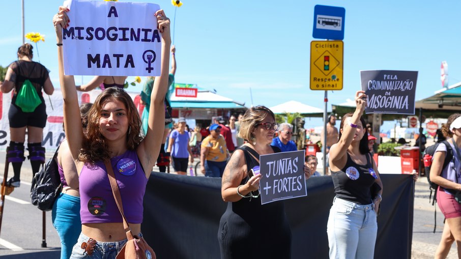 Mulheres realizam ato a favor da votação do PL da Misoginia Mulheres realizam ato a favor da votação do PL da Misoginia