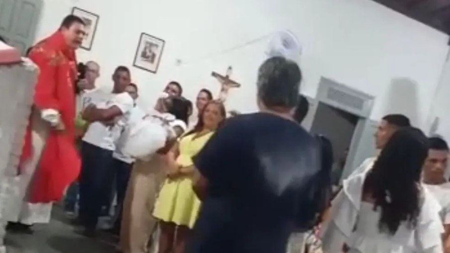 Padre expulsa padrinho de igreja durante batismo Padre expulsa padrinho de igreja durante batismo
