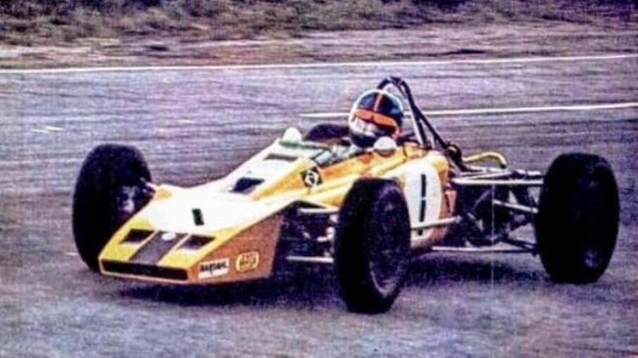 Emerson Fittipaldi ao volante de um Fórmula Ford, em 1970, antes de seguir para a Fórmula 1
