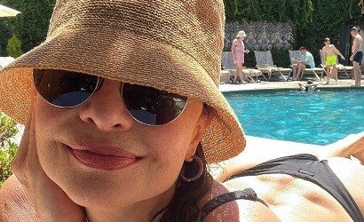Luiza Tomé aproveita dia ensolarado para renovar o bronzeado