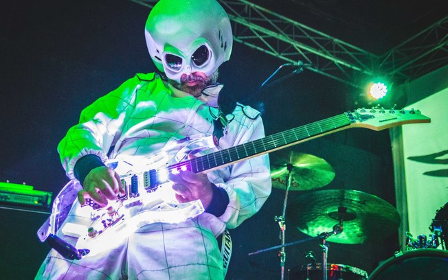 Guitarrista Beto Lefevre estreia espetáculo Alien Guitar