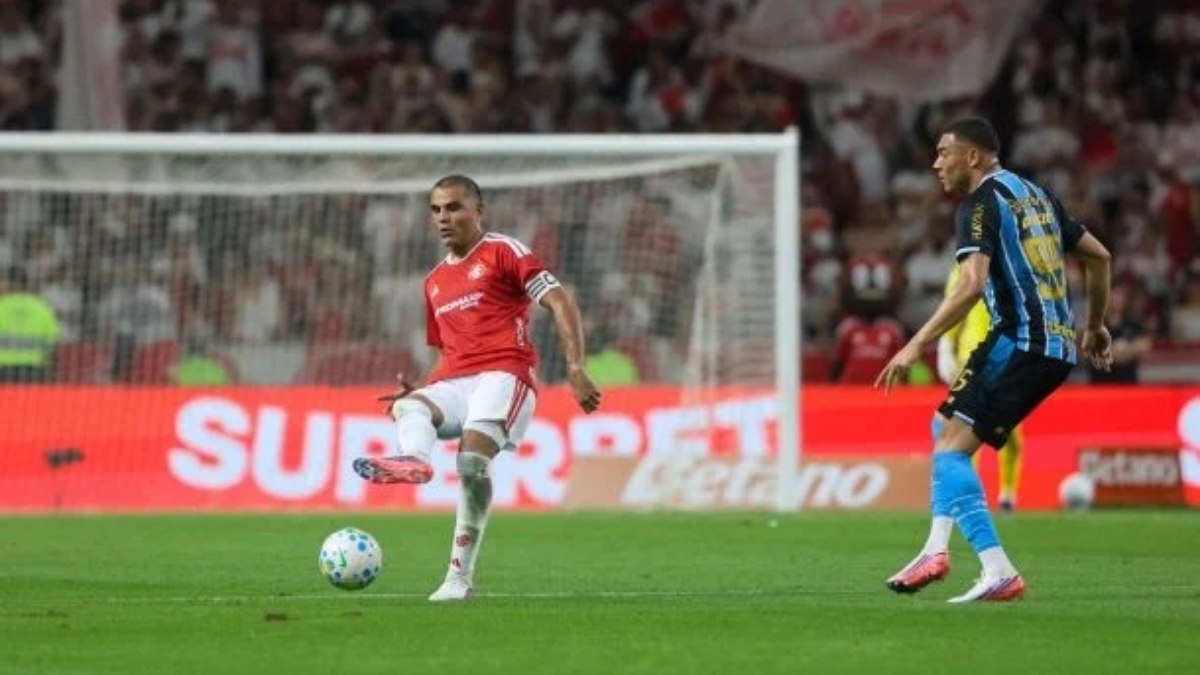 Gre-Nal: 'Onde está o VAR?' Revolta no mercado por cotovelada de Carlos Vinícius não punida
