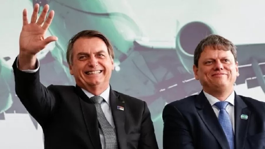 Presidente Jair Bolsonaro (PL) ao lado do ex-ministro da Infraestrutura Tarcísio de Freitas (Republicanos)
