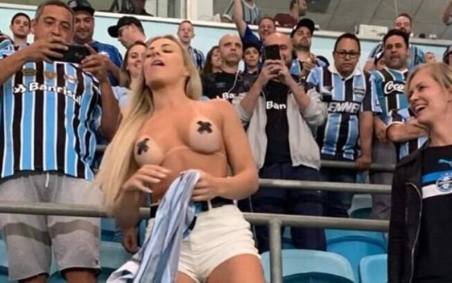 Torcedora do Grêmio faz topless em partida contra o Internacional