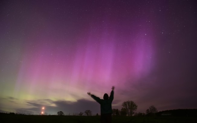 Aurora boreal ilumina o céu na madrugada de 12 de maio sobre a região de Novosibirsk, na Rússia