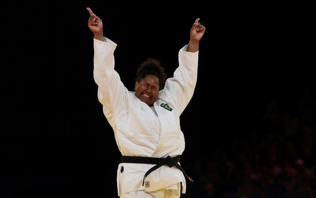 Beatriz Souza comemora a vitória sobre a israelense Raz Hershko na final da categoria acima de 78 quilos do judô nos Jogos Olímpicos