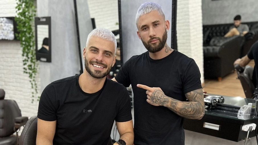 Lucas Malvacini e Felipe Silva, que tem uma barbearia que leva o seu nome, em Juiz de Fora, Minas Gerais