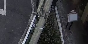 Vídeo mostra suspeitos com obras de arte roubadas em rua de SP