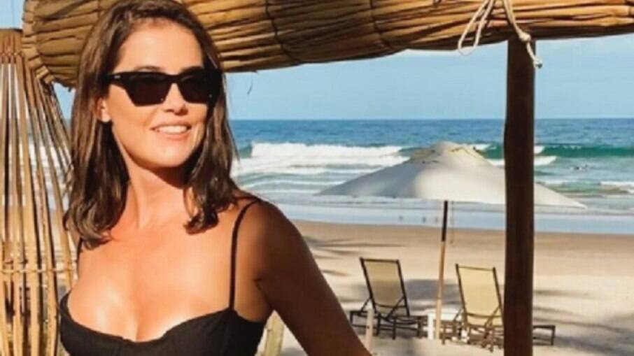 Deborah Secco curte as praias de Itacaré