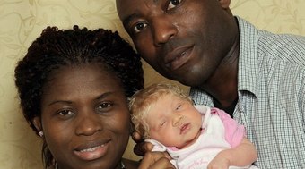 Beb%C3%AA%20loira%20nascida%20de%20pais%20nigerianos%20intriga%20cientistas