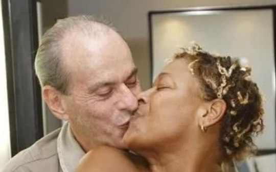 Mart'Nália faz topless em foto para parabenizar Ney Matogrosso