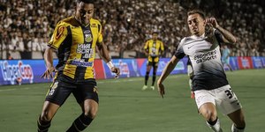 Hugo brilha, Corinthians vence e assume a liderança do Paulistão