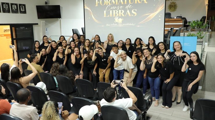 Curso de Libras forma 26 alunas em Vinhedo