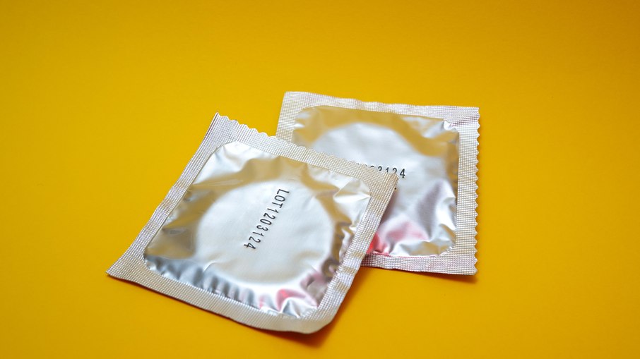 Mesmo que chances de gravidez sejam ínfimas, preservativo é indispensável, pois previne ISTs