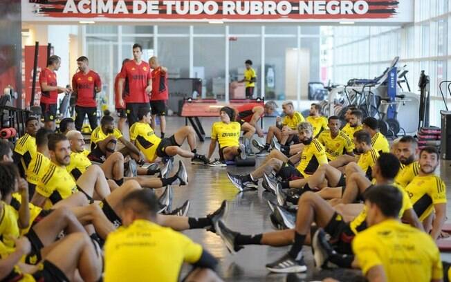 Flamengo segue preparação para jogo na Libertadores e vê Vitinho avançar na recuperação