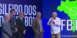 Leão cita "invasão de técnicos estrangeiros" ao lado de Ancelotti