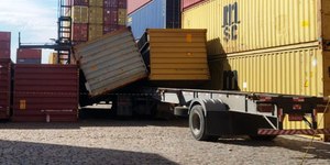 Porto de Santos: caminhoneiro morre ao ser atingido por contêiner