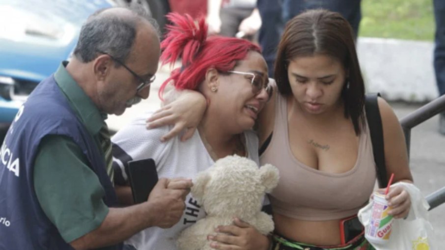  Abraçada em um urso de pelúcia, a mãe da menina Ester de Assis Oliveira, de 9 anos, chegou ao Instituto Médico Legal (IML)