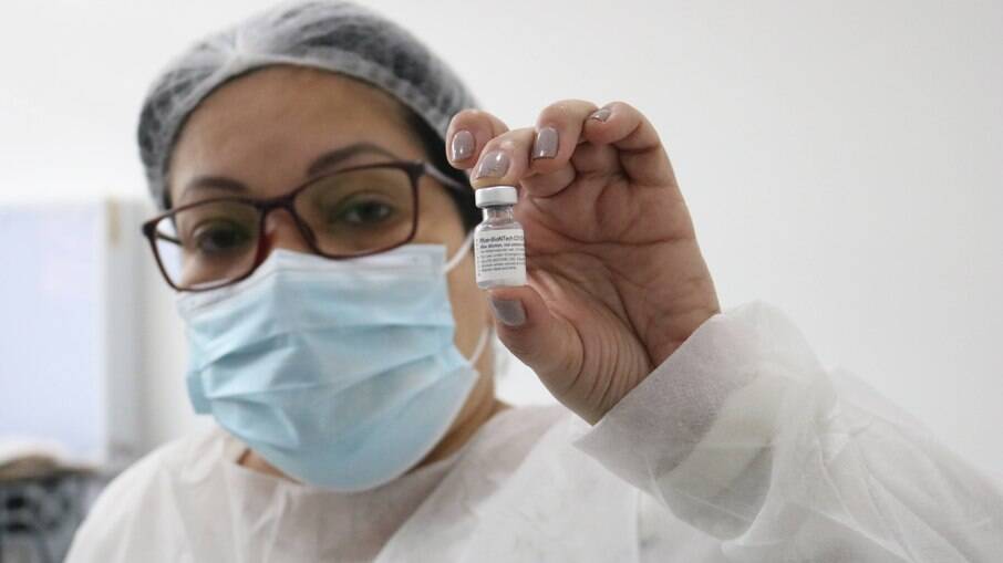 O primeiro dia de vacinação para munícipes acima dos 15 anos, com e sem comorbidades, iniciou com grande procura em Santos