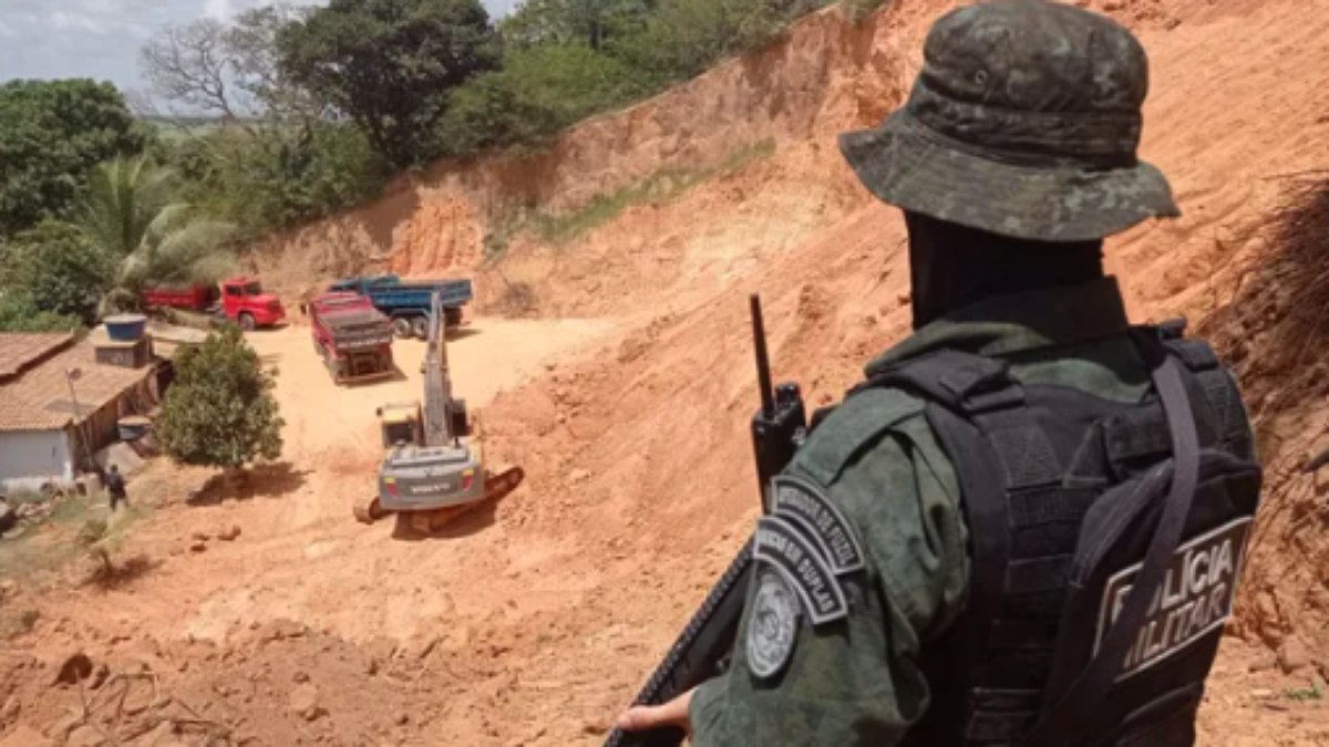 Polícia operação contra extração irregular de minério em Santa Rita, na Paraíba